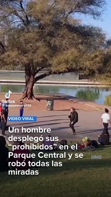 Un hombre desplegó sus “prohibidos” en el Parque Central y se robó todas las miradas