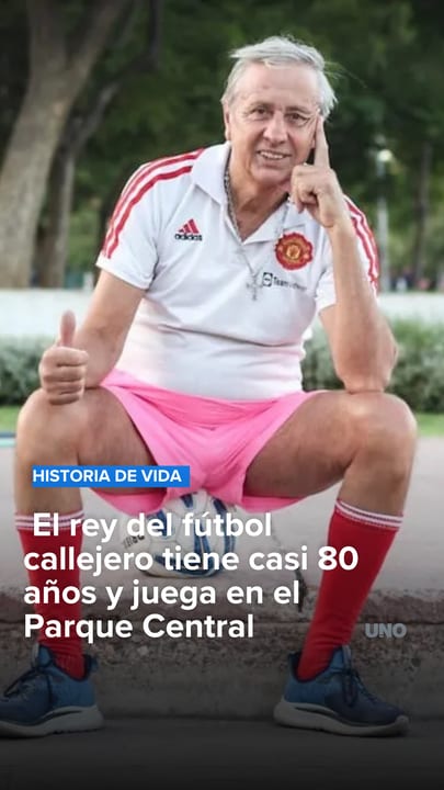 El rey del fútbol callejero tiene casi 80 años y juega en el Parque Central