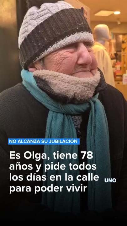 Es Olga, tiene 78 años y pide todos los días en la calle para poder vivir