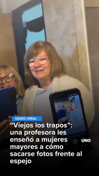 “Viejos los trapos”: una profesora les enseñó a mujeres mayores a cómo sacarse fotos frente al espejo