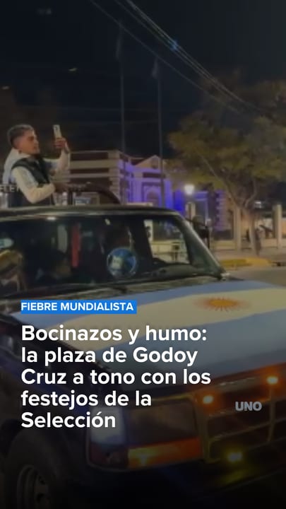 Bocinazos y humo: la plaza de Godoy Cruz a tono con los festejos de la Selección