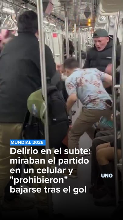 Delirio en el subte: miraban el partido en un celular y "prohibieron" bajarse tras el gol