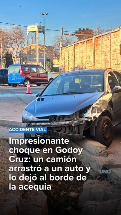 Impresionante choque en Godoy Cruz: un camión arrastró a un auto y lo dejó al borde de la acequia