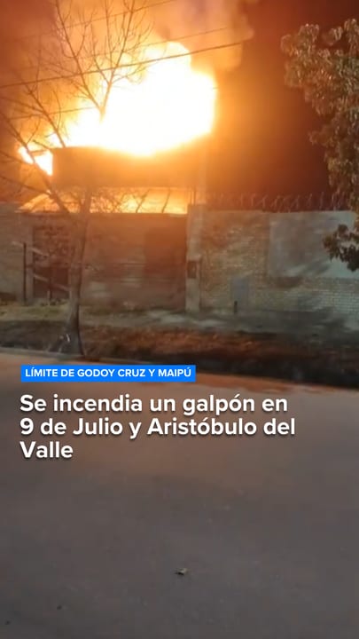 Se incendia un galpón en 9 de Julio y Aristóbulo del Valle, en el límite de Godoy Cruz y Maipú.