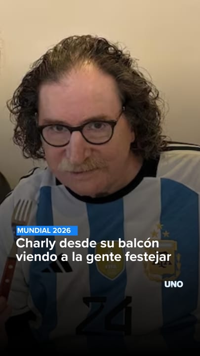 Charly desde su balcón viendo a la gente festejar