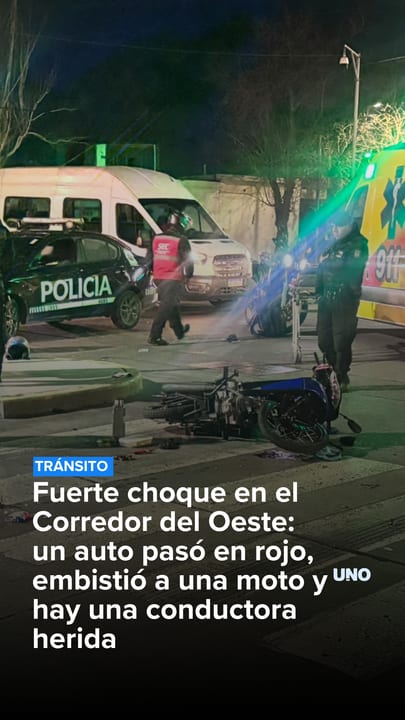 Fuerte choque en el Corredor del Oeste: un auto pasó en rojo, embistió a una moto y hay una conductora herida