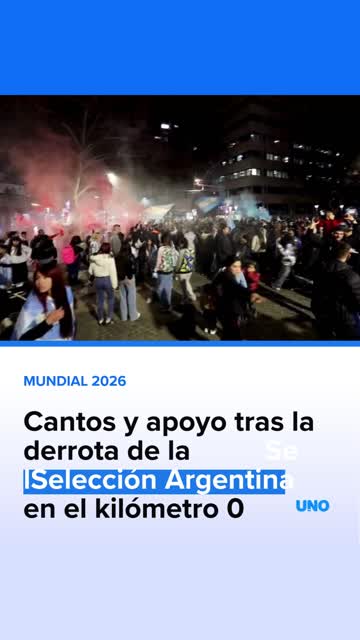 Cantos y apoyo tras la derrota de la Selección Argentina en el kilómetro 0