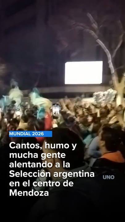 Cantos, humo y mucha gente alentando a la Selección argentina en el centro de Mendoza