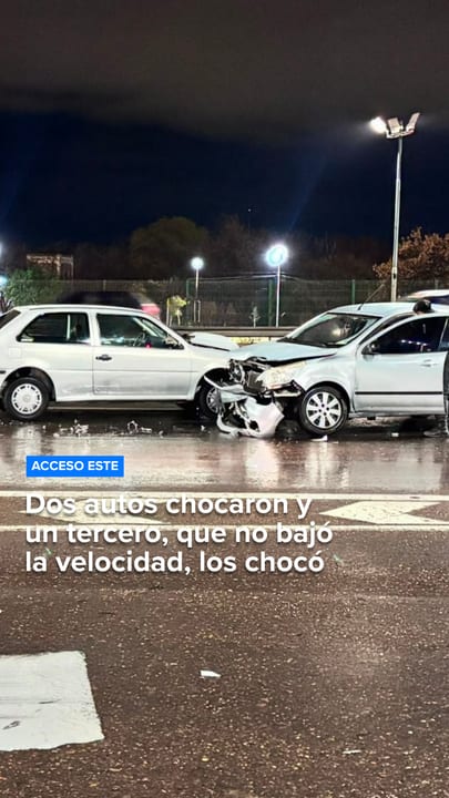 Dos autos chocaron y un tercero, que no bajó la velocidad, los chocó