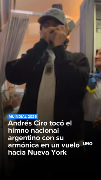 Andrés Ciro tocó el himno nacional argentino con su armónica en un vuelo hacia Nueva York