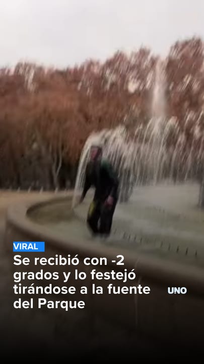 Se recibió  con -2 grados y lo festejó tirándose a la fuente del Parque
