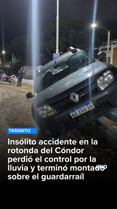 Insólito accidente en la rotonda del Cóndor perdió el control por la lluvia y terminó montado sobre el guardarraíl