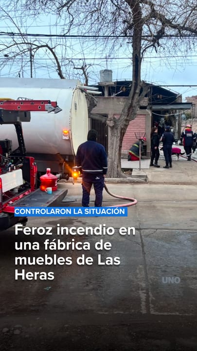 Feroz incendio en una fábrica de muebles de Las Heras