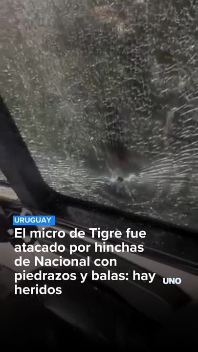 El micro de Tigre fue atacado por hinchas de Nacional con piedrazos y balas: hay heridos