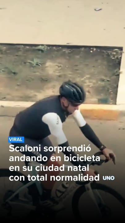 Scaloni sorprendió andando en bicicleta en su ciudad natal con total normalidad
