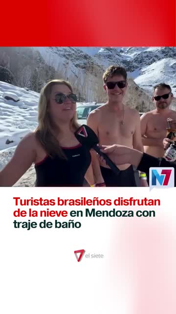 Turistas brasileños disfrutan de la nieve en traje de baño