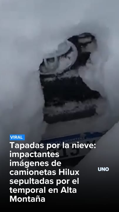 Tapadas por la nieve: impactantes imágenes de camionetas Hilux sepultadas por el temporal en Alta Montaña