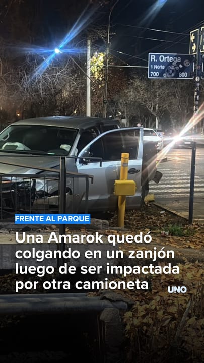Una Amarok quedó colgando en un zanjón tras un fuerte choque