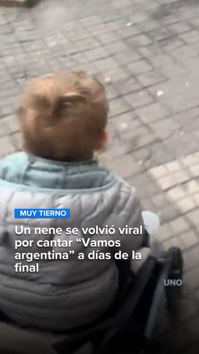 Furor en redes por un nene que canta "Vamos Argentina" desde su cochecito