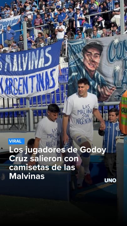 Los jugadores de Godoy Cruz salieron con camisetas de las Malvinas