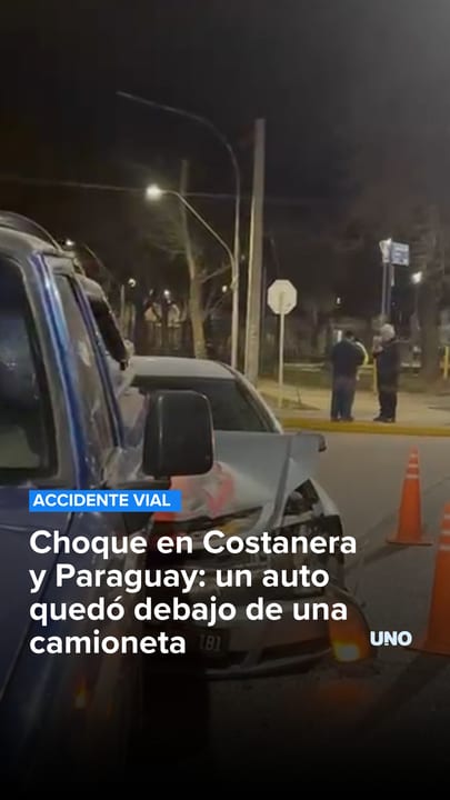 Choque en Costanera y Paraguay: un auto quedó debajo de una camioneta