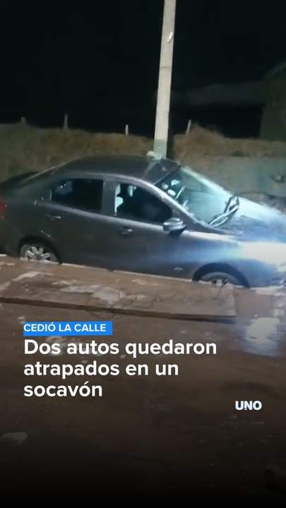Dos autos quedaron atrapados en un socavón