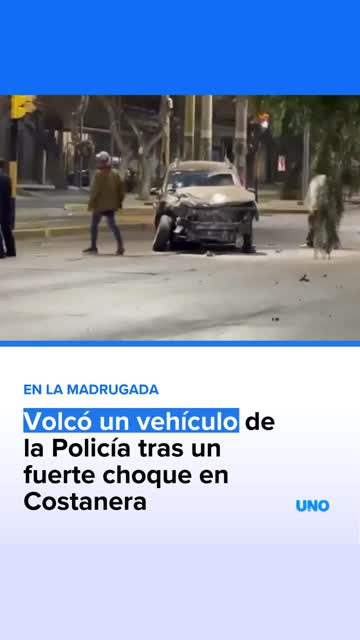 Volcó un vehículo de la Policía tras un fuerte choque en Costanera