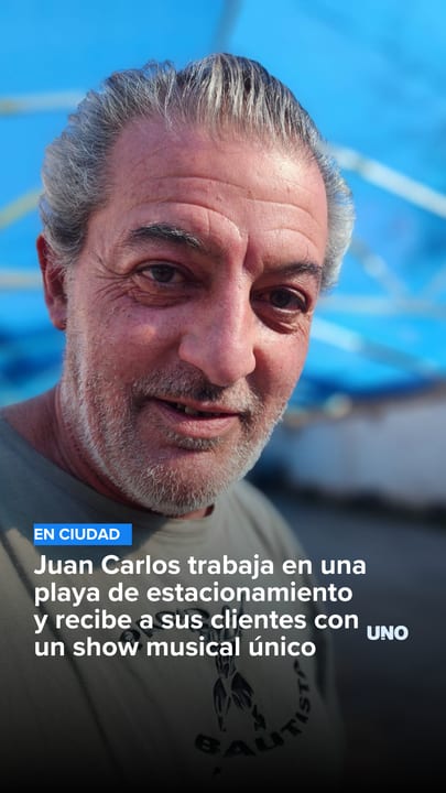 Juan Carlos trabaja en una playa de estacionamiento y recibe a sus clientes con un show musical único
