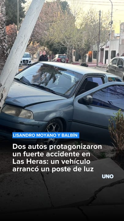 Dos autos protagonizaron un fuerte accidente en Las Heras: un vehículo arrancó un poste de luz