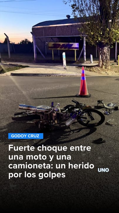 Fuerte choque entre una moto y una camioneta: un herido por los golpes