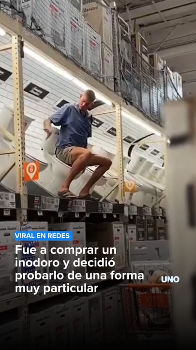 Fue a comprar un inodoro y decidió probarlo de una forma muy particular