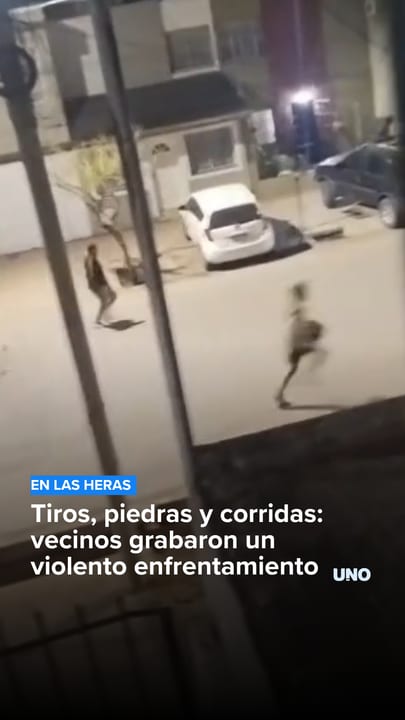 Tiros, piedras y corridas: vecinos grabaron un violento enfrentamiento