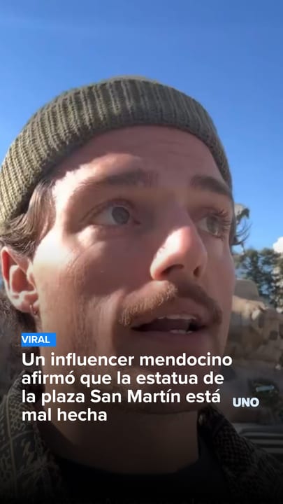 Un influencer mendocino afirmó que la estatua de la plaza San Martín está mal hecha