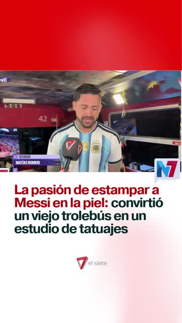 La pasión de estampar a Messi en la piel: convirtió un viejo trolebus en un estudio de tatuajes