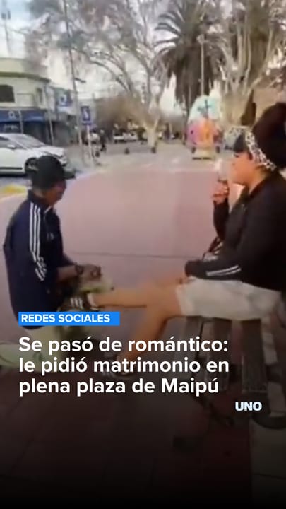 Se pasó de romántico: le pidió matrimonio en plena plaza de Maipú