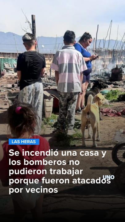 Se incendió una casa y los bomberos no pudieron trabajar porque fueron atacados por vecinos