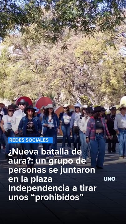 ¿Nueva batalla de aura?: un grupo de personas se juntaron en la plaza Independencia a tirar unos “prohibidos”