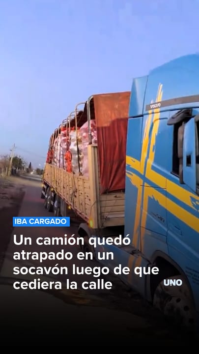 Un camión quedó atrapado en un socavón luego de que cediera la calle
