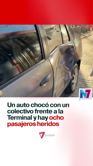 Un auto chocó contra un colectivo frente a la Terminal