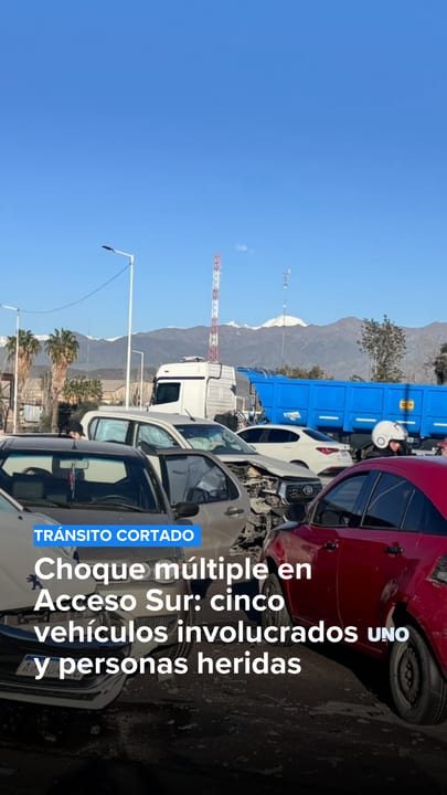 Choque múltiple en  Acceso Sur: cinco vehículos involucrados y personas heridas
