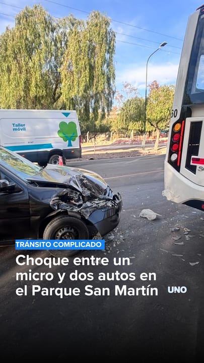 Choque entre un micro y dos autos en el Parque San Martín