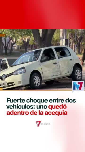 Fuerte choque entre dos vehículos: uno quedó adentro de la acequia