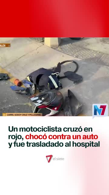 Un motociclista cruzó en rojo y chocó contra un auto