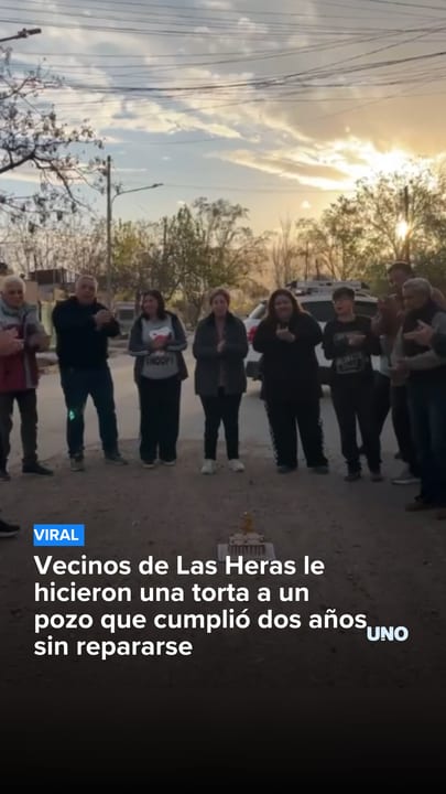 Vecinos de Las Heras le hicieron una torta a un pozo que cumplió dos años sin repararse