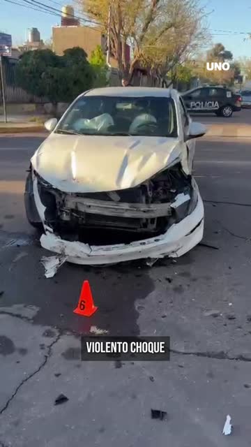 Chocaron dos autos y uno terminó volcado en Dorrego